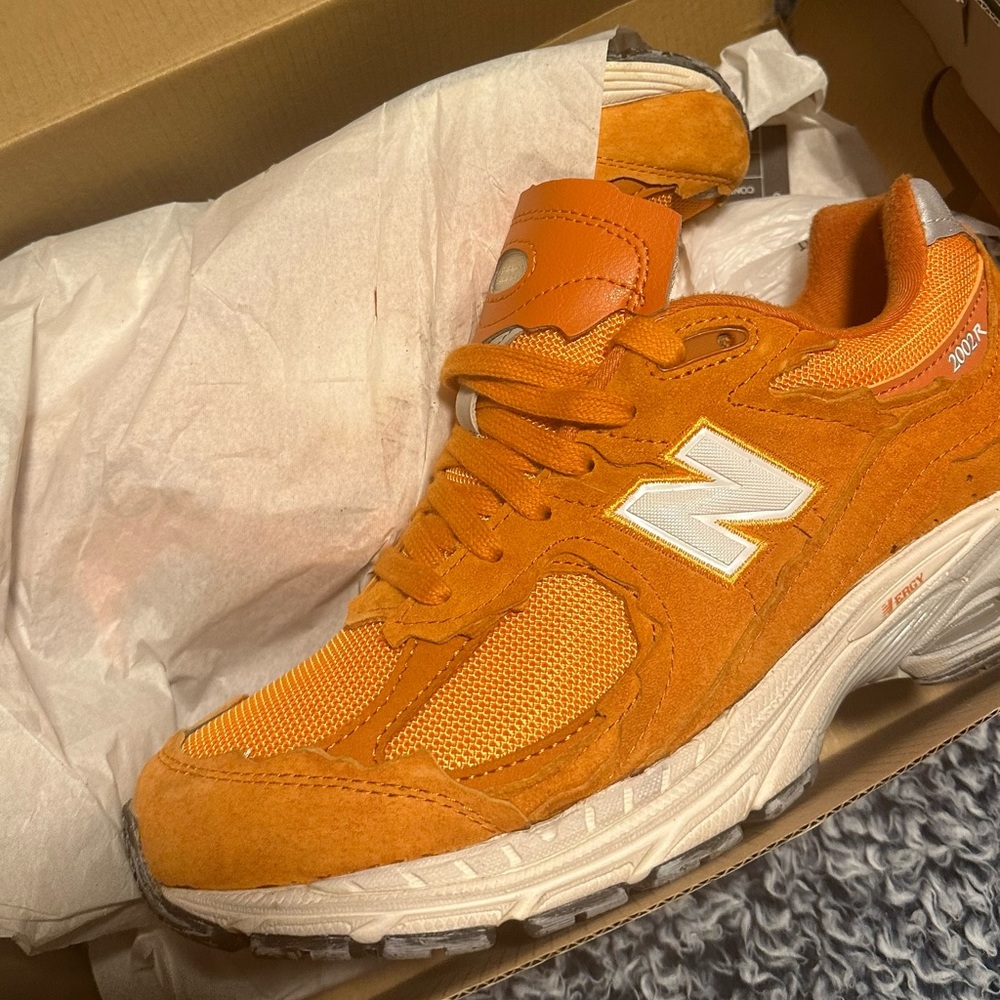 Size 8 men’s 2002r protection pack vintage orange new balance.